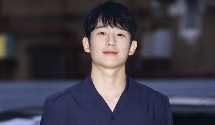 Jung Hae In Bersiap Untuk Musim Semi Dengan Fashion ‘Jill Stuart’  Edisi Maret ‘Arena’